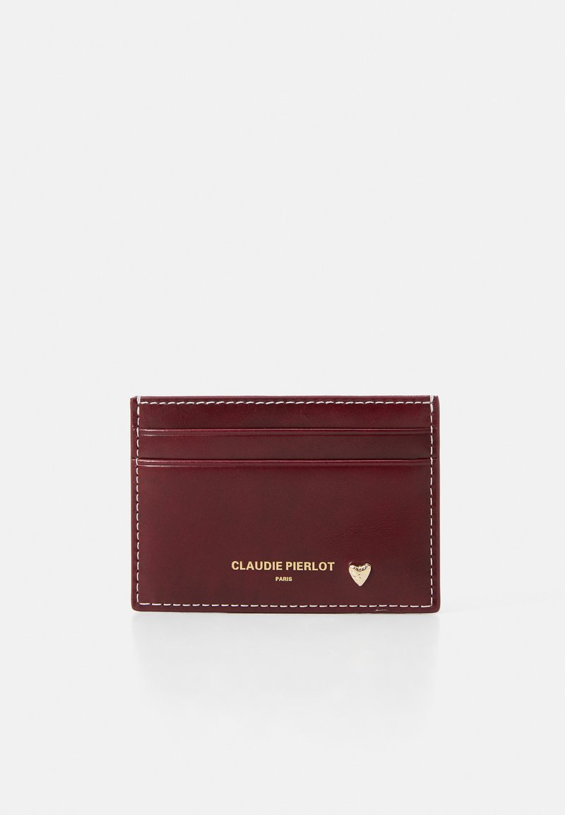 Roter Leder-Kartenhalter mit weißem Nähen, ausgestattet mit einem goldenen Logo und einem herzförmigen Akzent auf der Vorderseite. Vier Kartenfächer, kompaktes Design.