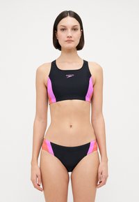 Czarny bikini o sportowym designie z różowymi i koralowymi akcentami na górze i po bokach. Wykonane z elastycznego materiału dla wygody.