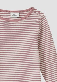 Langärmliges, geripptes Oberteil mit rosa-weißen horizontalen Streifen. Das Shirt hat einen Rundhalsausschnitt und zwei Druckknöpfe an der Schulter für ein einfaches An- und Ausziehen.
