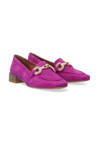 Fuchsia suède instapschoenen met een lage, gestapelde hak, voorzien van een gouden kettingaccent over de wreef. Soepele textuur met een afgeronde neusontwerp.