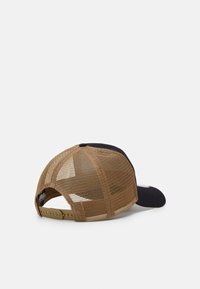 Schwarze Kappe mit gebogenem Schirm und braunem Netzrücken. Verfügt über einen verstellbaren Plastikverschluss. Leichter Stoff mit strukturiertem Design.