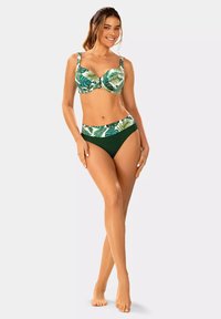 Biustonosz bikini z fiszbinami w biało-zielony wzór liści, w połączeniu z gładkimi zielonymi majtkami o wysokim stanie. Gładka tkanina, regulowane ramiączka.