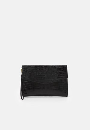 Pochette noire rectangulaire avec texture crocodile, fermeture à rabat en forme d'enveloppe et bracelet détachable, sur fond blanc.