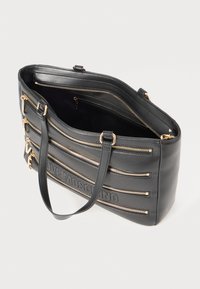 Schwarze Leder-Shopper-Tasche mit mehreren Reißverschlusstaschen, goldenen Hardware-Akzenten und geprägtem "LOVE MOSCHINO"-Logo auf der Vorderseite.