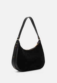 Schwarze Wildleder-Handtasche mit geschwungener Form, Lederbesatz, Reißverschluss oben und goldfarbenen Akzenten. Verfügt über einen einzelnen, verstellbaren Tragegurt.