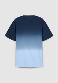 T-shirt a maniche corte con un design a gradiente che va dal blu navy scuro al blu chiaro. Realizzato in tessuto morbido con collo rotondo e vestibilità comoda.