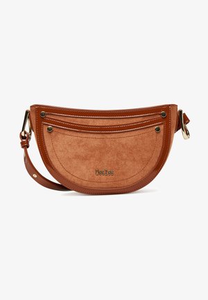 Bolso bandolera de ante y cuero marrón en forma de media luna, con tachuelas metálicas, correa ajustable y el logo "DeeZee" en el centro frontal.