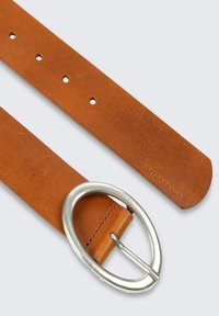 Brauner Leder Gürtel mit glatter Textur, ausgestattet mit einer ovalen silbernen Metallschnalle und mehreren Löchern zur Einstellbarkeit. Brandlogo geprägt.
