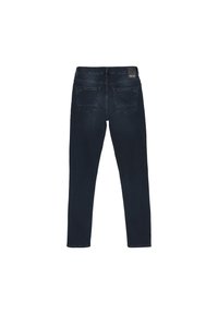 Jean bleu foncé avec une coupe slim, un design à cinq poches et une patch logo sur la ceinture. Texture en denim lisse avec un léger effet délavé.