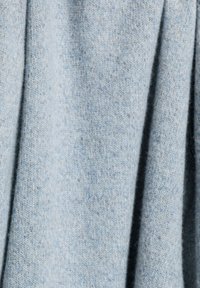  Lichtblauwe gebreide stof met een zachte textuur, voorzien van een licht gemêleerd patroon en een vriendelijke draping in een casual, ontspannen stijl.