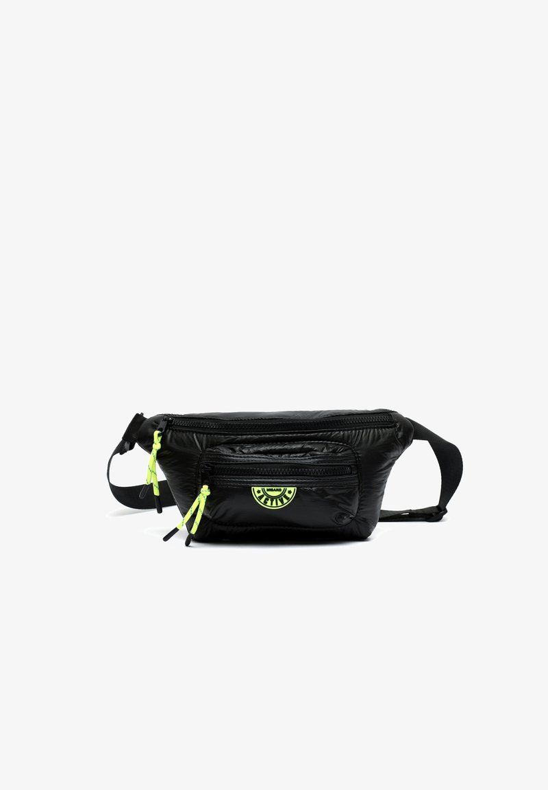 Sac banane noir avec deux compartiments zippés, tirettes de fermeture éclair jaune néon et un petit écusson rond avec logo sur le devant.