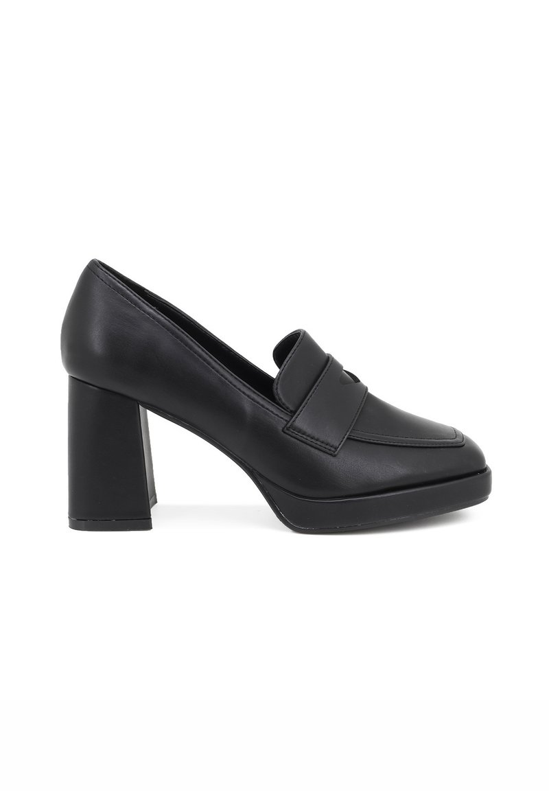 Mocassin à talons hauts noirs avec une texture en cuir lisse, doté d'un bout rond, d'une bride sur le dessus et d'un talon bloc épais.