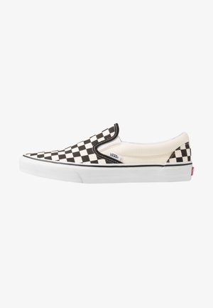 Čierno-biele kockované slip-on tenisky s plátnovým zvrškom, elastickými bočnými akcentmi, bielou gumovou podrážkou a značkovou nášivkou na boku.