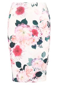 Falda lápiz floral con fondo blanco, que presenta grandes flores rosas y rojas, hojas verdes y un diseño ajustado. Textura de tela suave.