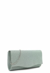 Pochette en tissu vert clair avec des détails en clous argentés et une bandoulière chaîne argentée, présentée sur un fond blanc.
