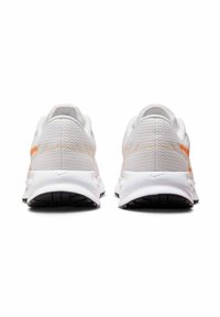 Hvide sportsko med en struktureret mesh-overdel, prydet med en orange accentlinie og en polstret hvid sål med sort mønster.
