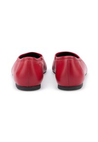 Rote Lederballerinas mit glatter Textur, runder Zehenpartie und einer niedrigen schwarzen Sohle. Schlichtes Design mit minimalen Nähakzenten auf der Rückseite.