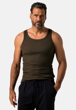 Dunkelbraunes, geripptes Tanktop mit ärmellosem Design und rundem Ausschnitt, kombiniert mit marineblauen Shorts mit Kordelzug. Hat eine taillierte Silhouette.