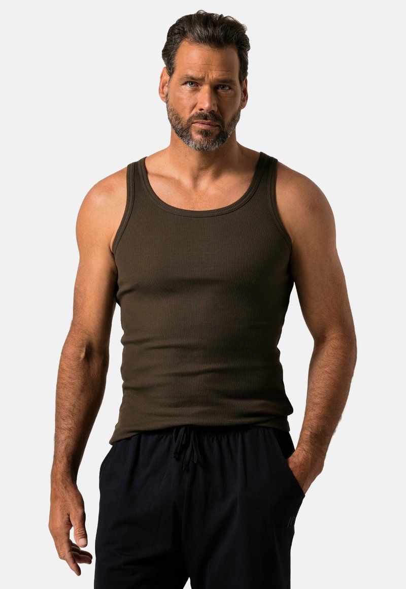 Top senza maniche a coste di colore marrone scuro, con scollatura rotonda, abbinato a pantaloni corti blu navy con coulisse. Presenta una silhouette aderente.