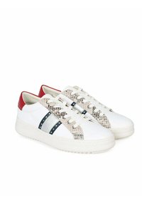 Zapatillas blancas con talón rojo, con estampado de serpiente y detalles plateados. Suela blanca gruesa, punta redonda y diseño con cordones.