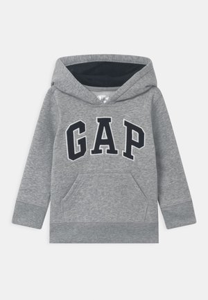 Hoodie gris à manches longues pour enfant avec poche kangourou à l'avant et grand logo "GAP" noir et blanc sur la poitrine.