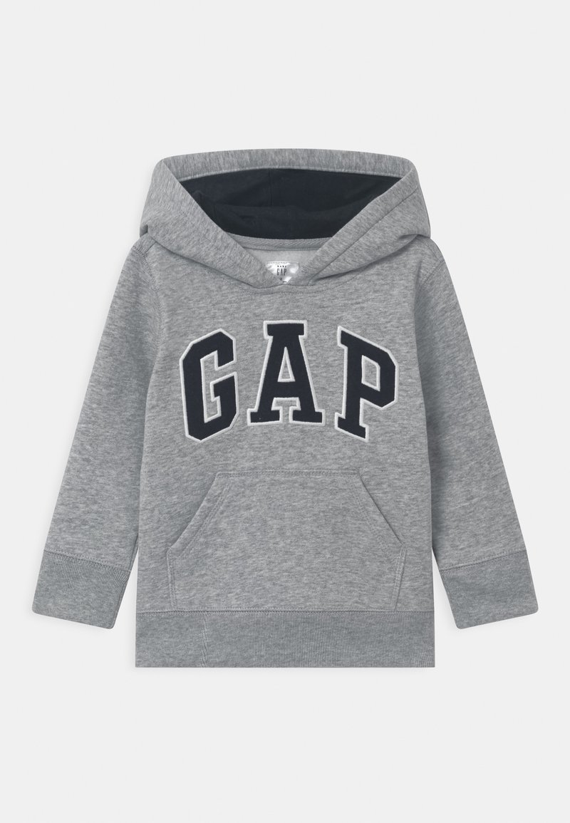Hoodie gris à manches longues pour enfant avec poche kangourou à l'avant et grand logo "GAP" noir et blanc sur la poitrine.