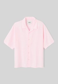 Chemise à manches courtes en lin rose pâle, avec un col et une rangée unique de boutons sur le devant.