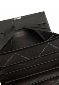 Portafoglio in pelle nera aperto per mostrare più scomparti e foderato in tessuto nero stampato con il testo "The Chesterfield Brand".