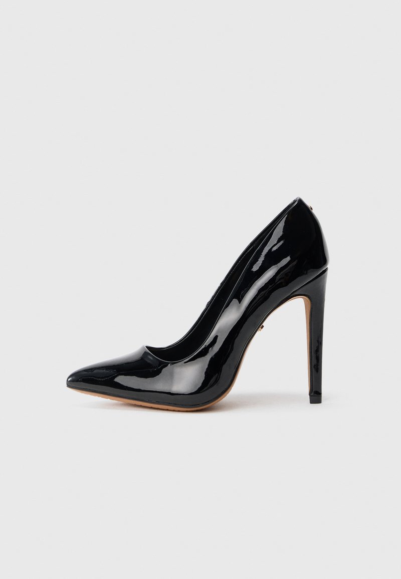 Pantof cu toc înalt din piele lacuită neagră, cu vârf ascuțit, siluetă elegantă și toc subțire de 10 cm. Textură netedă și lucioasă.