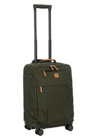 Equipaje de tela verde con un mango retráctil, ruedas dobles, bolsillo frontal y acentos de cuero marrón. Presenta una textura suave y duradera.