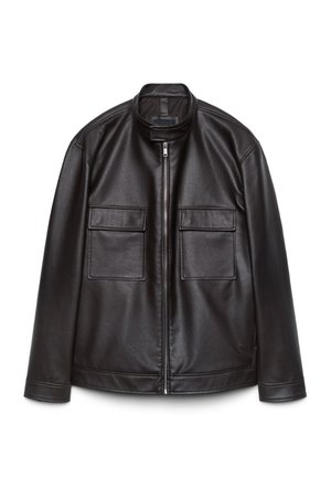 Veste en cuir noire avec fermeture éclair à l'avant, col montant et deux grandes poches à rabat sur la poitrine, posée à plat sur un fond blanc.