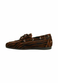 Braun- und schwarzgestreifte Slipper mit einem pelzähnlichen Textur, Ösen für Schnürsenkel und einer flachen, schwarzen Gummisohle. Klassisches, lässiges Design.