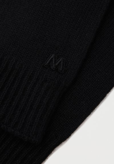 Czarny wełniany szalik o żebrowanej strukturze, z delikatnym haftowanym logo w rogu. Miękki materiał zapewnia ciepło.