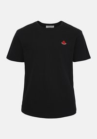 Μαύρο κοντομάνικο μπλουζάκι με στρογγυλή λαιμόκοψη και μικρό κεντητό κόκκινο κομμάτι καρπούζι στο αριστερό στήθος.