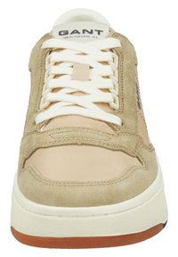 Beige Sneaker mit Obermaterial aus Wildleder und glattem Textil. Verfügt über weiße Schnürsenkel, eine runde Zehenpartie und eine Gummisohle mit braunen Akzenten. GANT-Logo auf der Zunge.