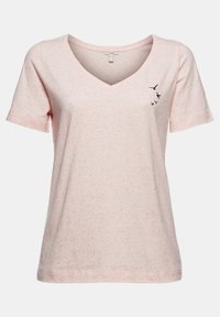 Camiseta de cuello en V de color rosa claro, hecha de un material suave con una textura moteada. Presenta un pequeño gráfico de un pájaro negro en el pecho. Manga corta.