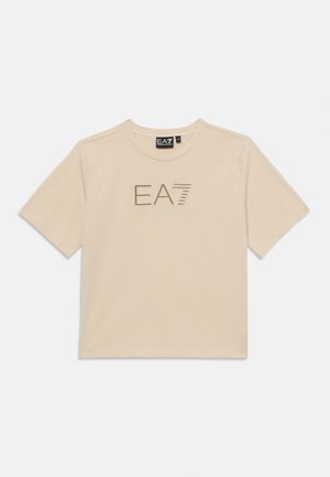 Beige bomuld t-shirt med korte ærmer, der har et hævet "EA7" logo i metallisk tråd. Designet inkluderer en rund halsudskæring og en afslappet pasform.