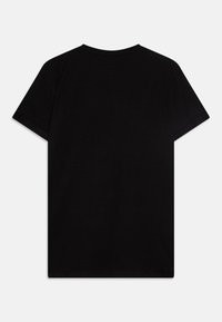 Camiseta de algodón negra con cuello redondo y mangas cortas. Textura suave, sin patrones ni diseños, corte simple y dobladillo recto.