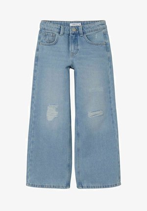 Jeans de perna larga em azul claro, feitos de denim, com um acabamento desbotado e duas áreas desgastadas acima da bainha. Fecho com botão e fecho de correr.