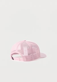 Ανοιχτό ροζ δίχτυ καπέλο τύπου τράκερ με κούμπωμα snapback, εμφανίζεται από πίσω σε λευκή επιφάνεια.