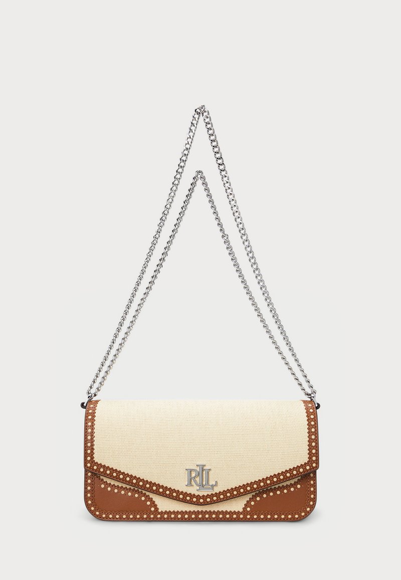 Bežs auduma maka soma ar brūniem ādas akcentiem un perforētām malām, komplektā ar sudraba ķēdes siksnu un ar logo priekšpusē.