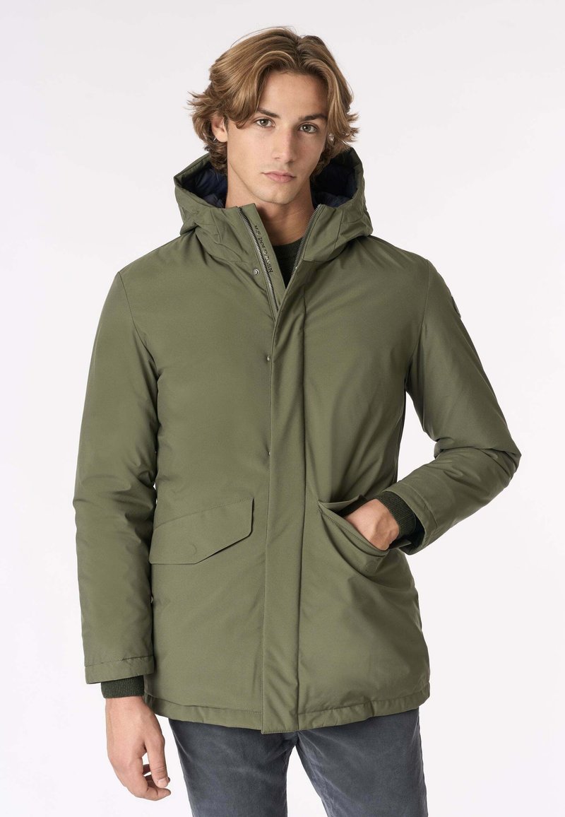 Giubbotto imbottito verde oliva con cappuccio, dotato di chiusure con zip e bottoni a pressione, due tasche frontali e una texture liscia e opaca.