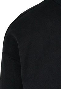 Svart crew-neck hettegenser med en glatt, strukturert overflate. Har forsterkede skuldersømmer og en tettsittende silhuett.