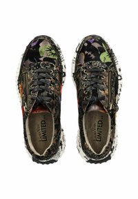 Zapatillas de tela negras con un patrón floral multicolor, con cordones, cremallera lateral y una suela de goma blanca texturizada.