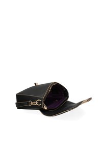 Borsa in finta pelle nera con una texture liscia, dettagli in metallo dorato, chiusura con zip e rivestimento interno di un ricco colore viola.