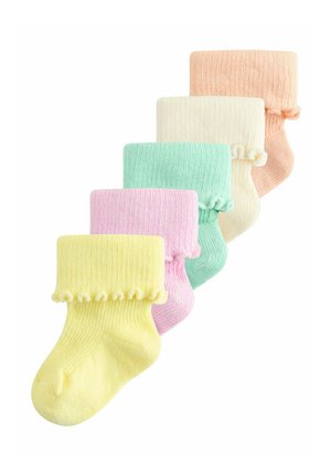 Fem babystøvler i pastel farver gul, pink, grøn, creme og fersken med flæsekanter, arrangeret i en forskudt række.