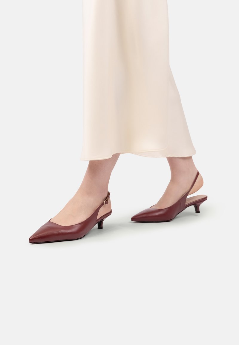 Pantofi cu toc slingback din piele burgundy, cu vârf ascuțit și toc mic, având un panou lateral bej contrastant și breteaua de gleznă ajustabilă.