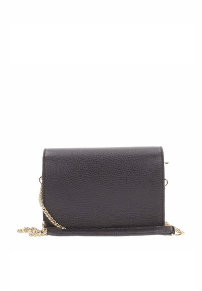 Clutch in pelle nera texture con tracolla in oro e chiusura a pattina liscia. Forma rettangolare semplice, design compatto.