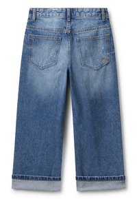 Los culottes de mezclilla azul presentan una cintura alta, piernas amplias y dobladillos enrollados. La tela muestra un ligero desgaste con dos bolsillos traseros y costuras de contraste.