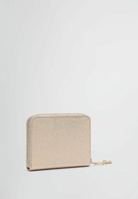 Portafoglio metallico color oro chiaro con una texture liscia, chiusura con zip e angoli arrotondati. Presenta un design minimalista senza motivi visibili.